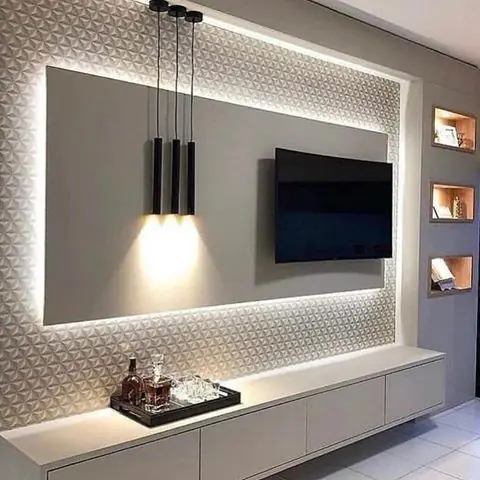 Televisor colgado sobre un panel de pared con luz indirecta encima de un mueble flotante blanco