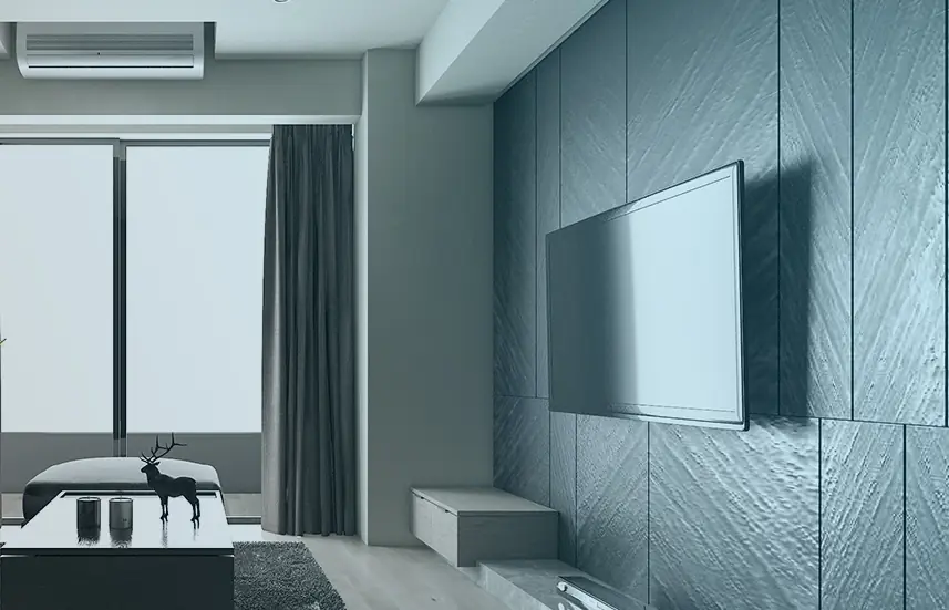 Sala moderna con un televisor plano montado en una pared de paneles grises sobre un mueble bajo